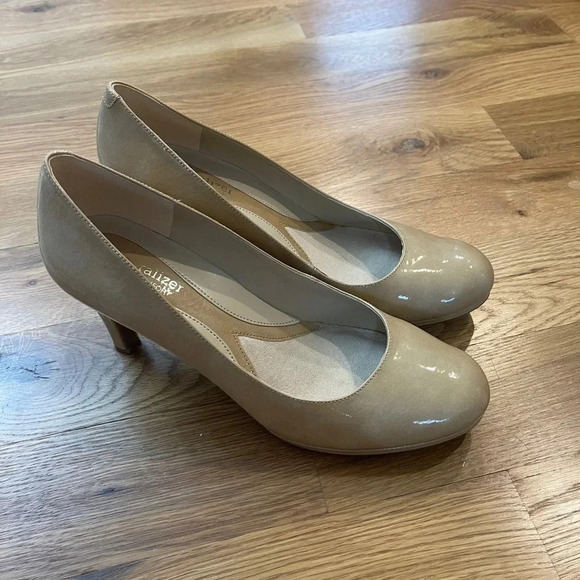 Naturalizer Lennox, Taupe Round Toe Patent Leather Pumps Size 9 - Picture 2 of 11